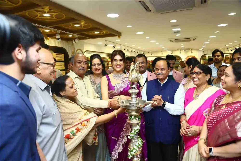 ACTRESS SHRADDHA DAS LAUNCHES SRI KRISHNA SILKS SHOWROOM